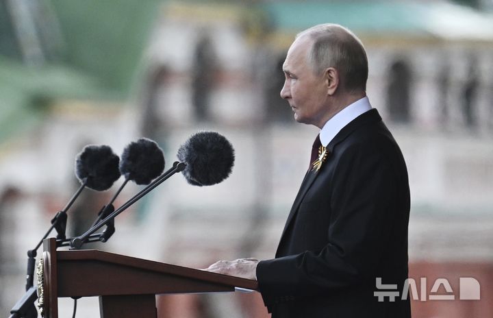 [모스크바=AP/뉴시스] 블라디미르 푸틴 대통령이 9일(현지 시간) 러시아 모스크바 붉은광장에서 열린 제2차 세계대전 승리 80주년(전승절) 기념 열병식에서 연설하고 있다. 2025.05.28.