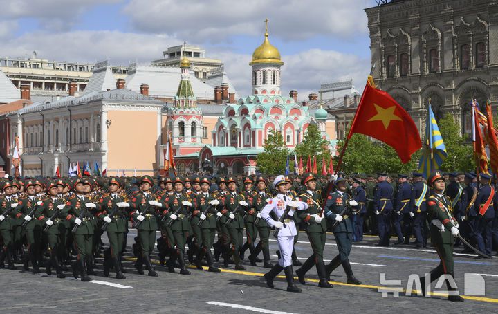 [모스크바=AP/뉴시스] 9일(현지 시간) 러시아 모스크바 붉은광장에서 열린 제2차 세계대전 승리 80주년(전승절) 기념 열병식에서 베트남 군인들이 행진하고 있다. 2025.05.09.