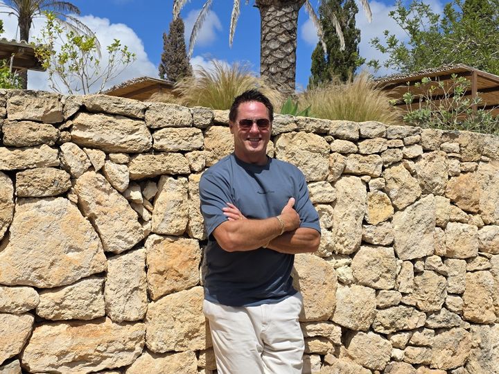 [이비사=뉴시스] 박현준 기자 = 지난달 29일(현지 시간) 스페인 이비사 섬에서 열린 '메르세데스-마이바흐 SL 글로벌 미디어 시승행사'에서 고든 바그너 메르세데스-벤츠 최고 디자인 책임자(CDO)가 인터뷰를 마친 뒤 사진을 찍고 있다. 2025.05.13 parkhj@newsis.com *재판매 및 DB 금지