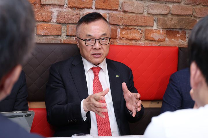 [세종=뉴시스]황주호 한수원 사장은 8일(현지 시간) 체코 프라하에서 산업통상자원부 공동취재단과 간담회를 가졌다.(사진=산업부 공동취재단 제공) *재판매 및 DB 금지