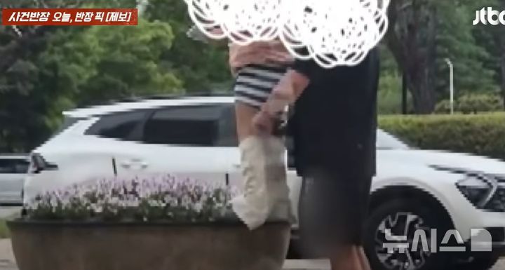 [서울=뉴시스] 호텔 입구 화단에서 아이에게 소변을 보게 한 남성의 모습이 포착돼 논란이 일고 있다. (사진=JTBC '사건반장')
