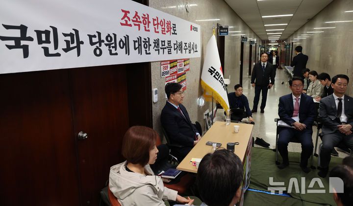 [서울=뉴시스] 권창회 기자 = 당 대선 후보 단일화 등을 촉구하며 단식 농성에 돌입한 권성동 국민의힘 원내대표가 9일 오전 서울 여의도 국회 원내대표실 앞에서 의원들과 대화를 나누고 있다. 2025.05.09. kch0523@newsis.com