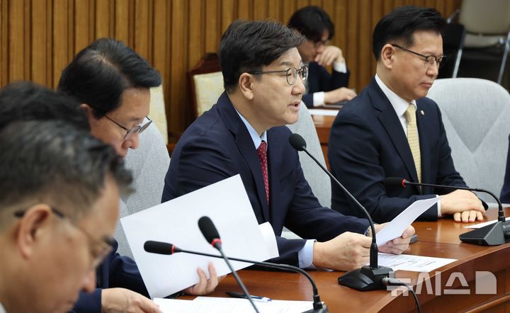 [서울=뉴시스] 조성봉 기자 = 권성동 국민의힘 원내대표가 9일 오전 서울 여의도 국회에서 열린 원내대책회의에서 발언을 하고 있다. 2025.05.09. suncho21@newsis.com