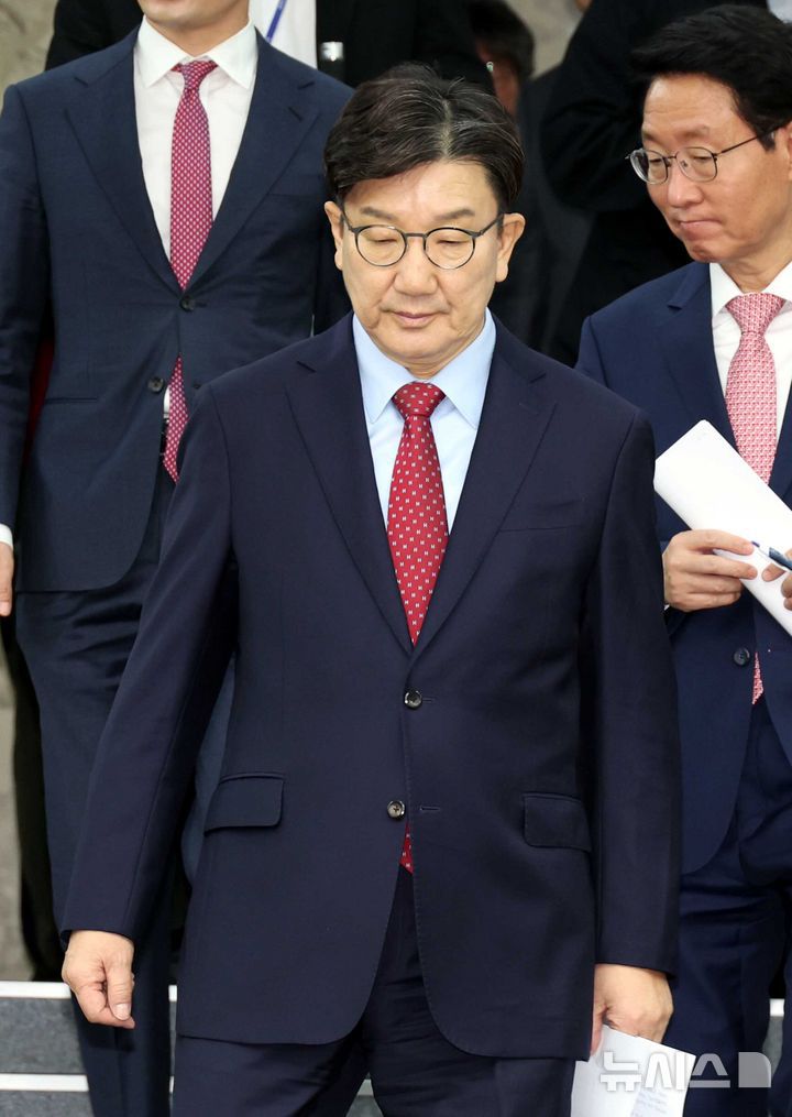 [서울=뉴시스] 조성봉 기자 = 권성동 국민의힘 원내대표가 9일 오전 서울 여의도 국회에서 열린 원내대책회의에 참석하고 있다. 2025.05.09. suncho21@newsis.com