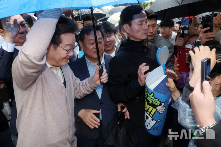 [경주=뉴시스] 조성우 기자 = 민심을 청취하는 '경청 투어'에 나선 이재명 더불어민주당 대선후보가 9일 경북 경주시 용강동 아파트단지 인근에서 주민들과 인사를 나누며 하트를 그려 보이고 있다.  2025.05.09. xconfind@newsis.com