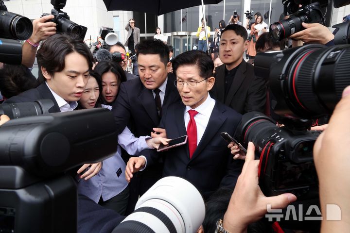 [서울=뉴시스] 조성봉 기자= 김문수 국민의힘 대선후보가 9일 서울 여의도 국회에서 열린 의원총회에서 나와 차량으로 이동하고 있다. 2025.05.09. suncho21@newsis.com