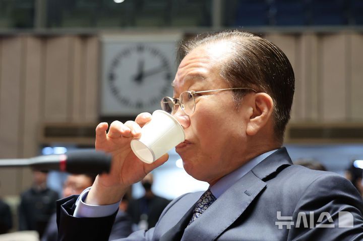 [서울=뉴시스] 권창회 기자 = 권영세 국민의힘 비상대책위원장이 9일 오전 서울 여의도 국회에서 열린 의원총회에서 김문수 대선 후보의 발언을 들으며 물을 마시고 있다. 2025.05.09. kch0523@newsis.com