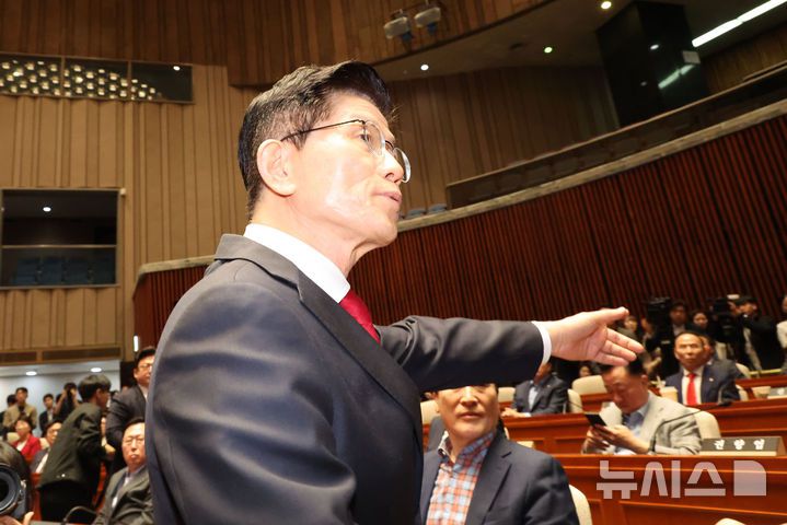 [서울=뉴시스] 권창회 기자 = 김문수 국민의힘 대선 후보가 9일 오전 서울 여의도 국회에서 열린 의원총회에서 권영세 비상대책위원장의 발언을 마치고 의총장을 나서고 있다. 2025.05.09. kch0523@newsis.com
