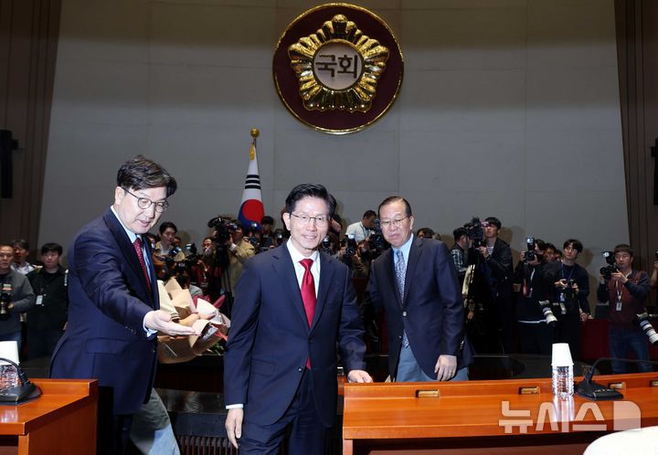 [서울=뉴시스] 조성봉 기자= 김문수 국민의힘 대선후보가 9일 서울 여의도 국회에서 열린 의원총회에서 권성동 원내대표에게 꽃다발을 받고 자리를 안내받고 있다.오른쪽은 권영세 비대위원장. 2025.05.09. suncho21@newsis.com