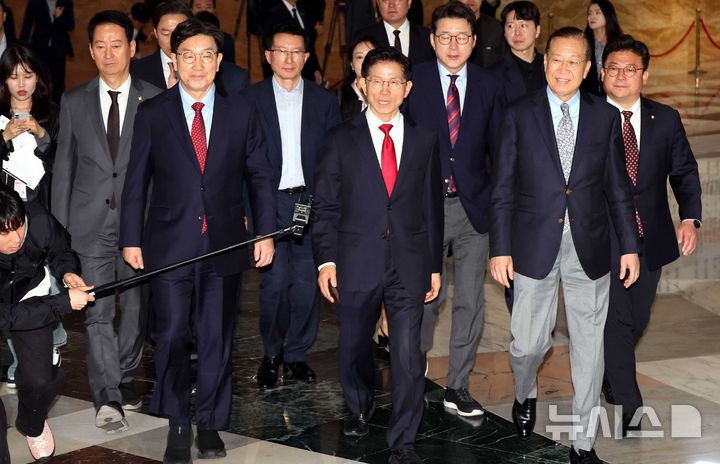 [서울=뉴시스] 조성봉 기자= 김문수 국민의힘 대선후보와 당 지도부가 9일 서울 여의도 국회에서 열린 의원총회에 입장하고 있다. 앞줄 왼쪽부터 권성동 원내대표, 김 후보, 권영세 비대위원장. 2025.05.09. suncho21@newsis.com