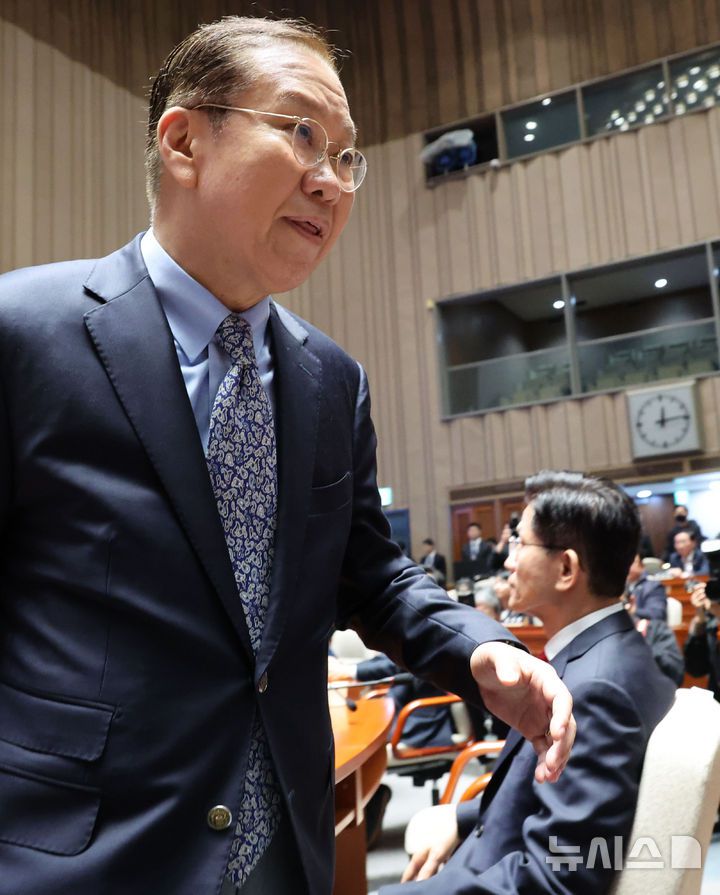 [서울=뉴시스] 권창회 기자 = 권영세 국민의힘 비상대책위원장이 9일 오전 서울 여의도 국회에서 열린 의원총회에서 발언을 마친 뒤 김문수 대선 후보를 지나 밖으로 나가고 있다. 2025.05.09. kch0523@newsis.com