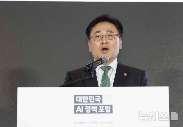 [서울=뉴시스] 김근수 기자 = 유상임 과학기술정보통신부 장관이 9일 서울 중구 롯데호텔 서울 사파이어홀에서 한국형 AI 생태계 조성을 주제로 열린 대한민국 AI정책 포럼에서 축사를 하고 있다. 2025.05.09. ks@newsis.com