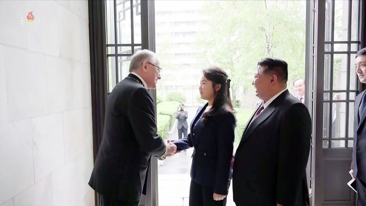 [서울=뉴시스] 김정은 북한 국무위원장이 러시아 전승절 80주년을 맞아 5월 9일 평양 러시아 대사관을 방문했다고 조선중앙TV가 보도하고 있다. 김 위원장 딸 주애가 알렉산드르 마체고라 주북한 러시아 대사와 인사하고 있다. (사진=조선중앙TV 캡처) 2025.12.09. photo@newsis.com *재판매 및 DB 금지