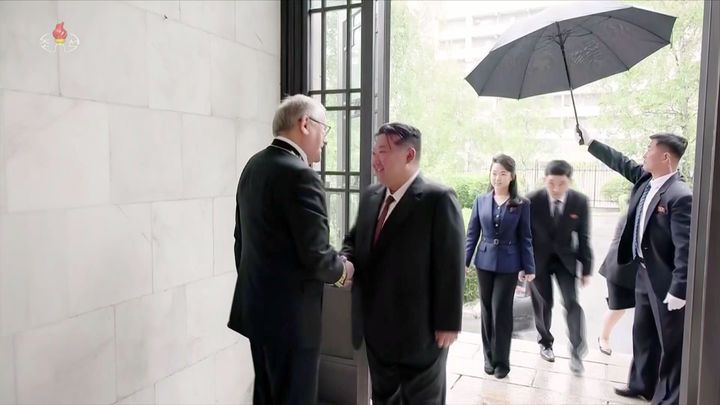 [서울=뉴시스] 김정은 북한 국무위원장이 러시아 전승절 80주년을 맞아 9일 평양 러시아 대사관을 방문했다고 조선중앙TV가 보도하고 있다. 뒤쪽에 딸 주애가 보인다. (사진=조선중앙TV 캡처) 2025.05.09. photo@newsis.com *재판매 및 DB 금지
