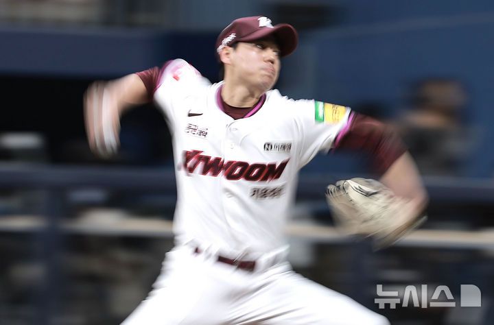 [서울=뉴시스] 정병혁 기자 = 지난 9일 서울 구로구 고척스카이돔에서 열린 2025 KBO리그 한화 이글스 대 키움 히어로즈의 경기, 키움 선발 하영민이 역투하고 있다. 2025.05.09. jhope@newsis.com