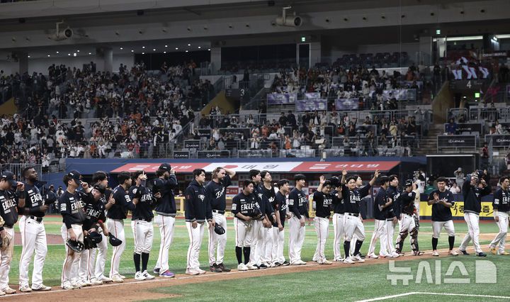 [서울=뉴시스] 정병혁 기자 = 9일 서울 구로구 고척스카이돔에서 열린 2025 KBO리그 한화 이글스 대 키움 히어로즈의 경기, 7-5로 승리한 한화 선수들이 기뻐하고 있다. 2025.05.09. jhope@newsis.com