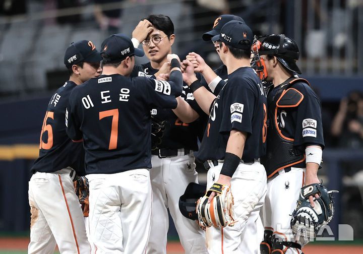 [서울=뉴시스] 정병혁 기자 = 9일 서울 구로구 고척스카이돔에서 열린 2025 KBO리그 한화 이글스 대 키움 히어로즈의 경기, 7-5로 승리한 한화 선수들이 기뻐하고 있다. 2025.05.09. jhope@newsis.com