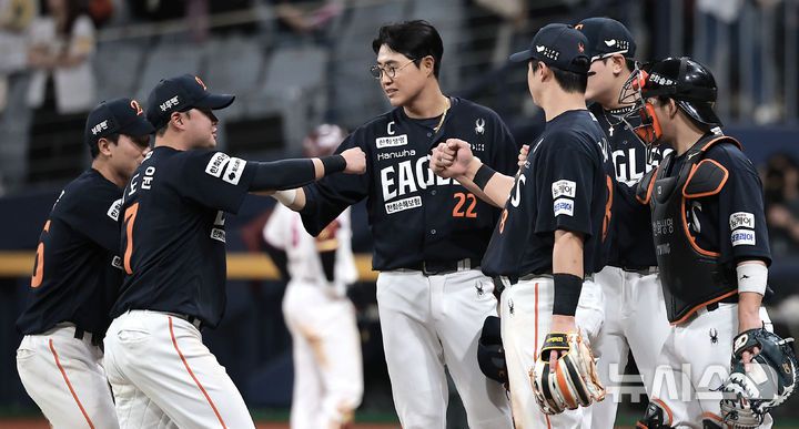 [서울=뉴시스] 정병혁 기자 = 9일 서울 구로구 고척스카이돔에서 열린 2025 KBO리그 한화 이글스 대 키움 히어로즈의 경기, 7-5로 승리한 한화 선수들이 기뻐하고 있다. 2025.05.09. jhope@newsis.com