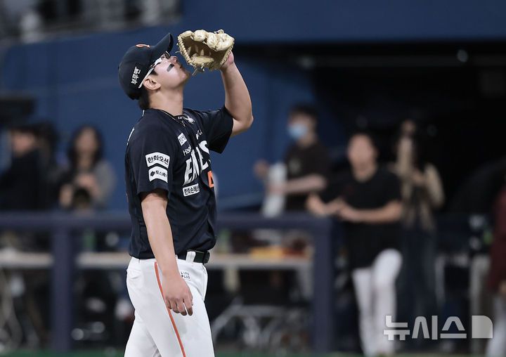 [서울=뉴시스] 정병혁 기자 = 9일 서울 구로구 고척스카이돔에서 열린 2025 KBO리그 한화 이글스 대 키움 히어로즈의 경기, 7-5로 승리한 한화 투수 김서현이 기뻐하고 있다. 2025.05.09. jhope@newsis.com