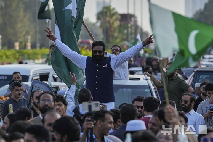 [이슬라마바드=AP/뉴시스] 10일(현지 시간) 파키스탄 이슬라마바드에서 인도의 공습을 규탄하고 파키스탄 군을 지지하는 시위가 열리고 있다. 2025.05.10.