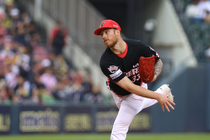 [서울=뉴시스] KIA 타이거즈 아담 올러가 10일 인천 SSG랜더스필드에서 열린 2025 신한 쏠뱅크 KBO리그 SSG 랜더스와의 경기에 선발 등판해 공을 던지고 있다. (사진=KIA 타이거즈 제공) 2025.05.10. *재판매 및 DB 금지