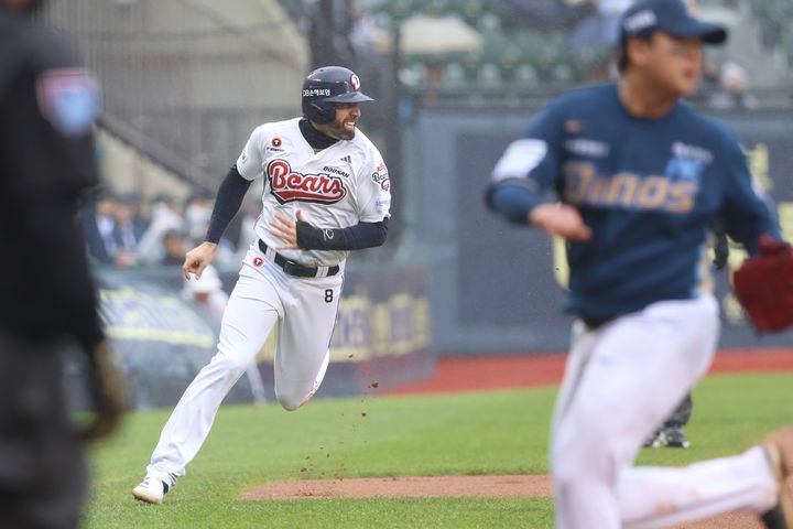 [서울=뉴시스] 프로야구 두산 베어스 케이브가 10일 서울 잠실구장에서 열린 2025 신한 쏠뱅크 KBO리그 NC 다이노스와의 경기에서 안타를 치고 베이스를 돌고 있다. (사진=두산 베어스 제공) 2025.05.10. *재판매 및 DB 금지