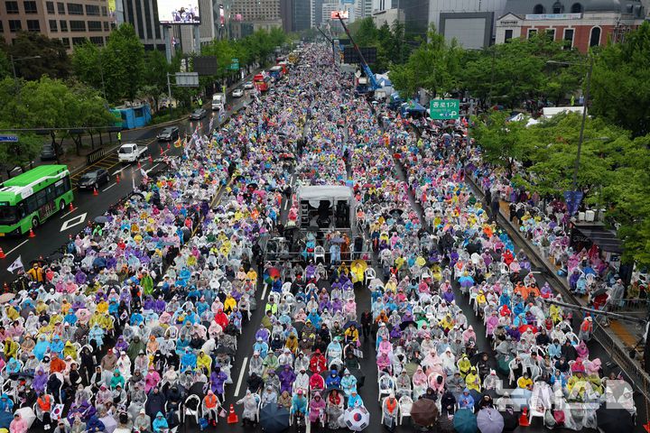 [서울=뉴시스] 김명년 기자 = 10일 오후 서울 종로구 세종대로에서 자유통일당 주최 국민저항권 광화문 국민대회가 열리고 있다. 2025.05.10. kmn@newsis.com