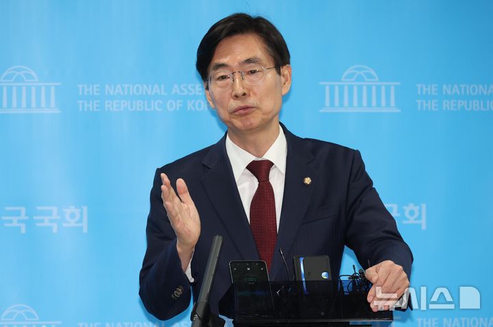 [서울=뉴시스] 조성봉 기자 = 조경태 국민의힘 의원이 지난 10일 오후 서울 여의도 국회 소통관에서 '국민의힘 대선후보 불법교체 즉각 철회 촉구' 기자회견을 마치고 취재진의 질문에 답변하고 있다.  2025.05.10. suncho21@newsis.com