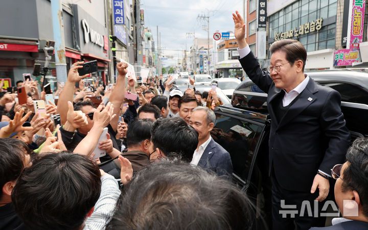 [진주=뉴시스] 조성우 기자 = 민심을 청취하는 '경청 투어'에 나선 이재명 더불어민주당 대선후보가 10일 경남 진주시 대안동 차없는 거리에서 시민들에게 손을 들어 인사하고 있다. 2025.05.10. xconfind@newsis.com