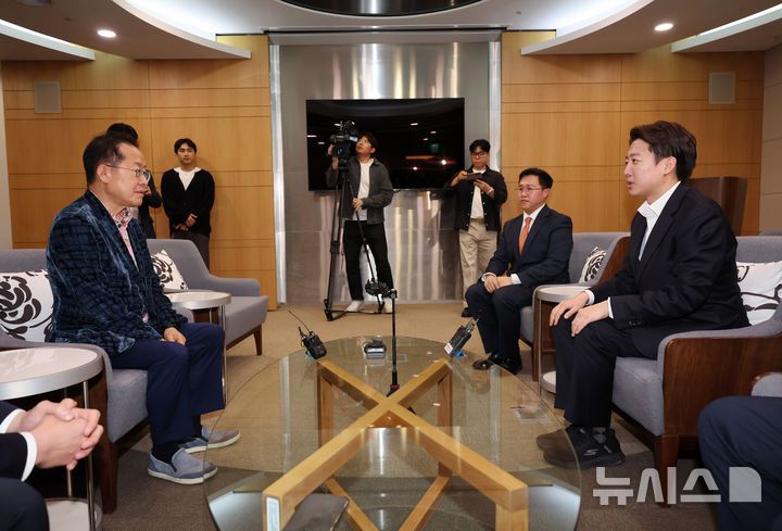 [인천공항=뉴시스] 이영환 기자 = 홍준표 전 대구시장이 10일 오후 인천국제공항 제1여객터미널에서 미국 출국을 앞두고 배웅온 이준석 개혁신당 대선후보와 대화를 하고 있다. 2025.05.10. 20hwan@newsis.com