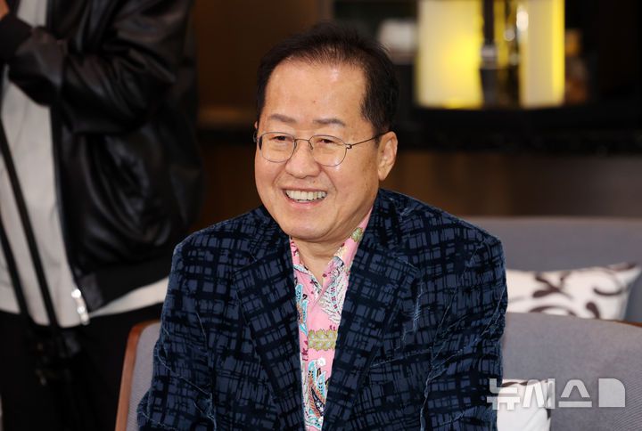 [인천공항=뉴시스] 이영환 기자 = 홍준표 전 대구시장이 10일 오후 인천국제공항 제1여객터미널에서 미국 출국을 앞두고 배웅온 이준석 개혁신당 대선후보와 대화를 하고 있다. 2025.05.10. 20hwan@newsis.com