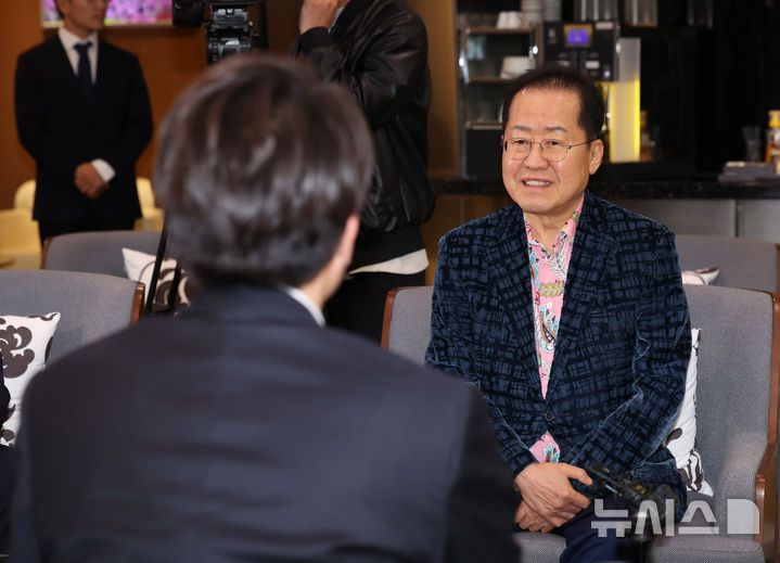 [인천공항=뉴시스] 이영환 기자 = 홍준표 전 대구시장이 10일 오후 인천국제공항 제1여객터미널에서 미국 출국을 앞두고 배웅온 이준석 개혁신당 대선후보와 대화를 하고 있다. 2025.05.10. 20hwan@newsis.com