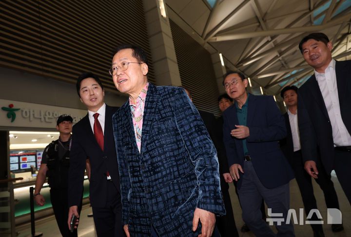 [인천공항=뉴시스] 이영환 기자 = 홍준표 전 대구시장이 10일 오후 인천국제공항 제1여객터미널을 통해 미국으로 출국하고 있다. 2025.05.10. 20hwan@newsis.com