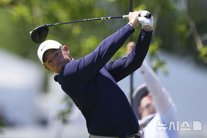 [플라워타운=AP/뉴시스] 로리 매킬로이(북아일랜드)가 10일(현지 시간) 미 펜실베이니아주 플라워타운의 필라델피아 크리켓 클럽에서 열린 미국프로골프(PGA) 투어 트루이스트 챔피언십 셋째 날 1번 홀에서 티샷을 하고 있다. 2025.05.09.