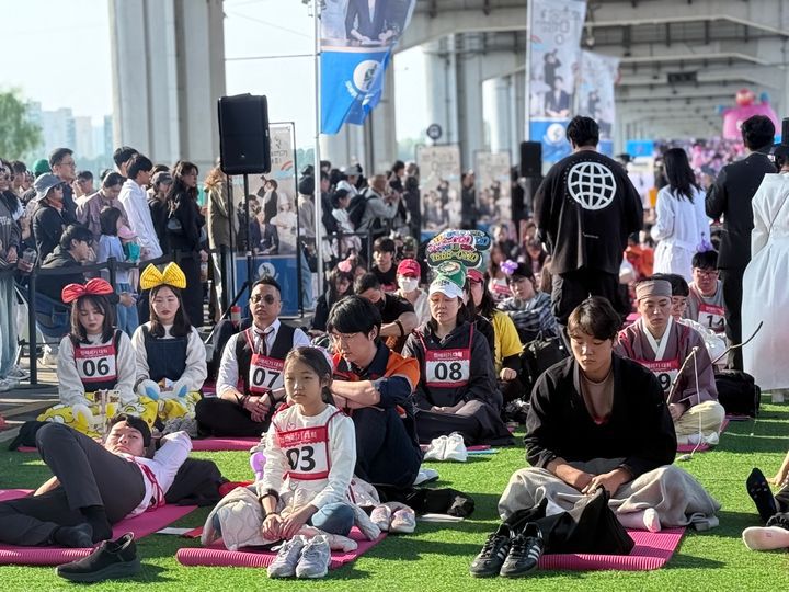 [서울=뉴시스] 11일 오후 서울 서초구 반포한강공원 잠수교에서 2025 한강멍때리기대회가 열렸다. 2025.05.11 crystal@newsis.com *재판매 및 DB 금지