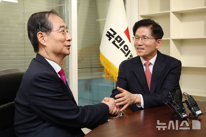 [서울=뉴시스] 권창회 기자 = 김문수 국민의힘 대선 후보가 11일 오전 서울 여의도 국민의힘 당사 내 대통령 후보실에서 한덕수 전 국무총리와 환담하고 있다. (공동취재)2025.05.11. photo@newsis.com