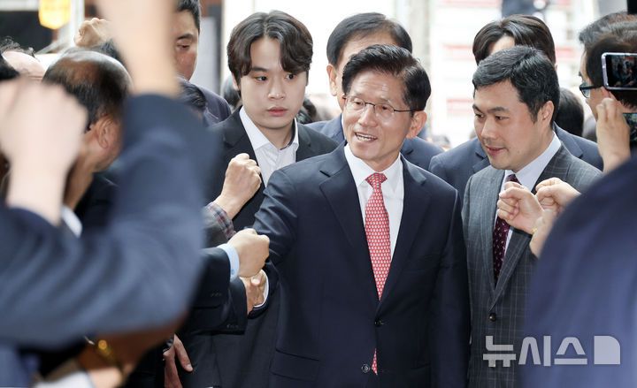 [서울=뉴시스] 권창회 기자 = 김문수 국민의힘 대선 후보가 11일 오전 서울 여의도 국민의힘 당사 내 대통령 후보실로 들어서며 지지자들의 응원을 받고 있다. (공동취재) 2025.05.11. photo@newsis.com