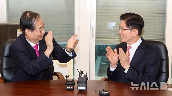 [서울=뉴시스] 권창회 기자 = 김문수 국민의힘 대선 후보가 11일 오전 서울 여의도 국민의힘 당사 내 대통령 후보실에서 한덕수 전 국무총리와 회동하며 박수치고 있다. (공동취재) 2025.05.11. photo@newsis.com