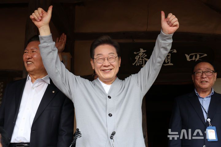 [강진=뉴시스] 조성우 기자 = 민심을 청취하는 '경청 투어'에 나선 이재명 더불어민주당 대선후보가 11일 다산 정약용이 유배 생활을 했던 전남 강진군 강진읍 사의재를 둘러 본 뒤 주민들에게 인사하고 있다. 2025.05.11. xconfind@newsis.com