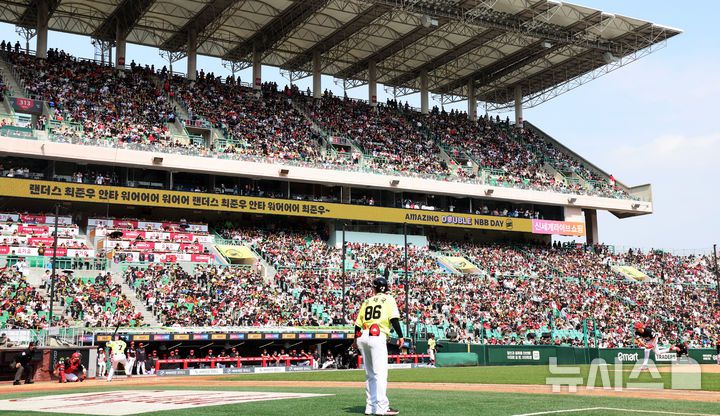 [인천=뉴시스] 이영환 기자 = 11일 오후 인천 미추홀구 SSG랜더스필드에서 열린 2025 프로야구 KIA 타이거즈와 SSG 랜더스의 더블헤더 1차전 경기를 찾은 관중들이 응원을 하고 있다. SSG는 이날 경기를 포함 3월22~23일 두산전, 지난달 20일 LG 트윈스전, 전날 KIA전에 이어 올 시즌 5번째 매진을 기록했다. 2025.05.11. 20hwan@newsis.com