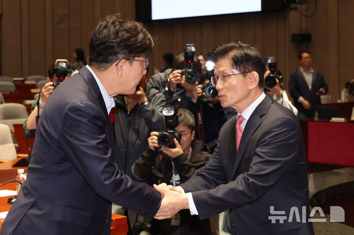 [서울=뉴시스] 권창회 기자 = 김문수 국민의힘 대선 후보가 11일 서울 여의도 국회에서 열린 의원총회에서 발언을 마친 뒤 권성동 원내대표와 악수하고 있다. 2025.05.11. kch0523@newsis.com