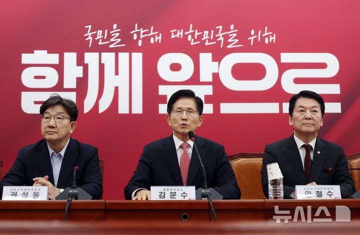 [서울=뉴시스] 고승민 기자 = 김문수 국민의힘 대선 후보가 11일 서울 여의도 국회에서 열린 중앙선거대책위원회의에서 발언하고 있다. 2025.05.11. kkssmm99@newsis.com