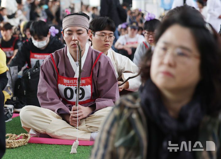 [서울=뉴시스] 김진아 기자 = 11일 서울 반포한강공원 잠수교에서 열린 '2025 한강 멍 때리기 대회'에서 참가자들이 경연을 하고 있다. 2025.05.11. bluesoda@newsis.com