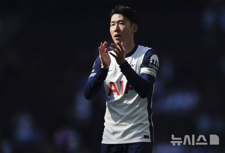 [런던=AP/뉴시스] 토트넘 홋스퍼의 손흥민이 11일(현지 시간) 영국 런던의 토트넘 홋스퍼 스타디움에서 열린 2024-25 프리미어리그 36라운드 크리스털 팰리스와 경기를 마친 후 팬들에게 인사하고 있다. 손흥민은 후반 13분 교체 투입돼 8경기 만에 운동장을 밟았으며 토트넘은 0-2로 완패했다. 2025.05.12.