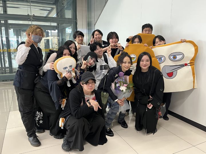 [서울=뉴시스] 지난 9일 서울 강서구 김포국제공항에서 나카시마 미카를 마중한 한국 팬들. (사진 = 유진엔터테인먼트 제공) 2025.05.12. photo@newsis.com *재판매 및 DB 금지