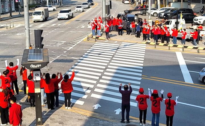 [충주=뉴시스] 이병찬 기자 = 12일 충북 충주 국민의힘 당원들이 충주시 문화동 이마트 앞 교차로에서 대선 선거운동 출정식을 하고 있다.(사진=국민의힘 충주당협 제공).2025.05.12.photo@newsis.com *재판매 및 DB 금지