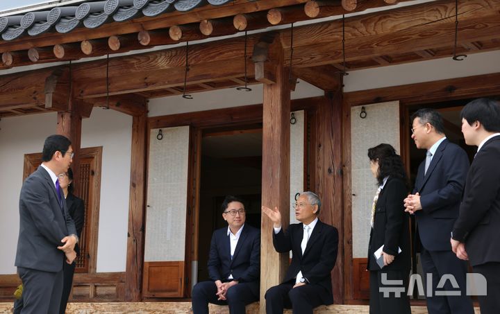 [서울=뉴시스] 유인촌 문화체육관광부 장관이 12일 일본 도쿄 주일한국문화원을 방문해 직원들과 대화를 나누고 있다.(사진=문화체육관광부 제공)2025.05.12. photo@newsis.com