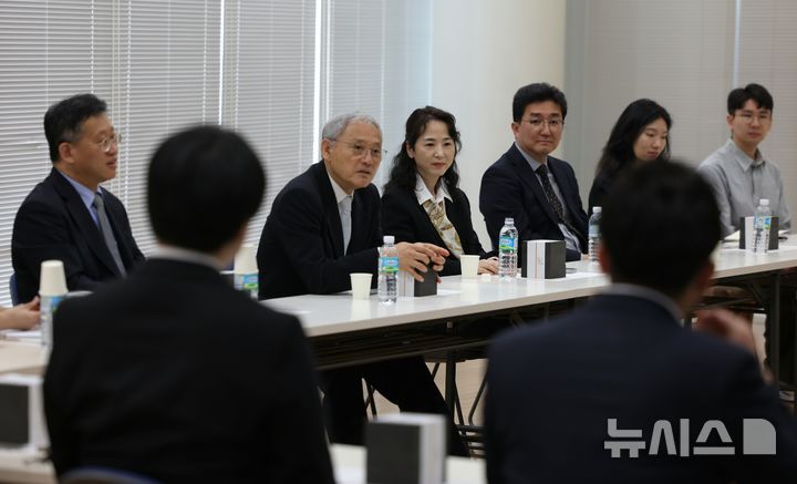 [서울=뉴시스] 유인촌 문화체육관광부 장관이 12일 일본 도쿄 주일한국문화원을 방문해 문화원 직원과 간담회를 하고 있다.(사진=문화체육관광부 제공)2025.05.12. photo@newsis.com