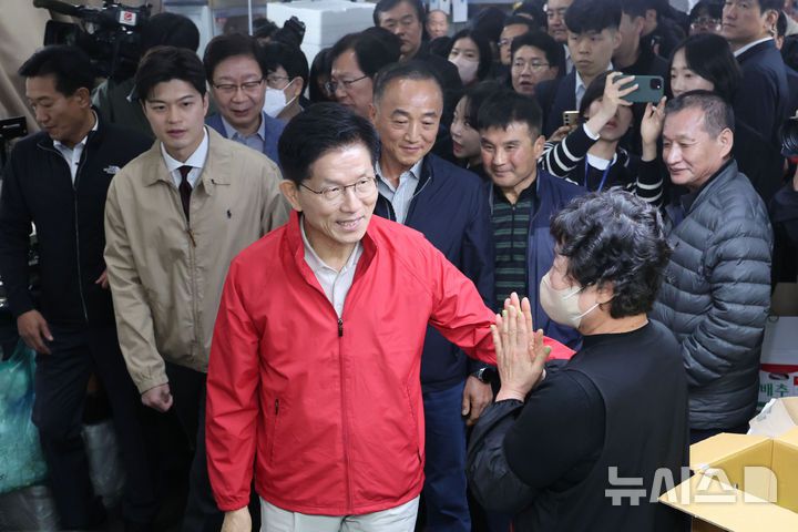 [서울=뉴시스] 권창회 기자 = 제21대 대통령선거 공식 선거운동 첫날인 12일 오전 김문수 국민의힘 대선 후보가 서울 송파구 가락시장을 방문해 상인들과 인사하고 있다. 2025.05.12. kch0523@newsis.com