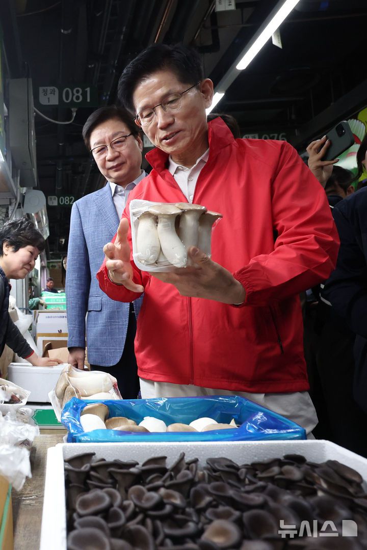 [서울=뉴시스] 권창회 기자 = 제21대 대통령선거 공식 선거운동 첫날인 12일 오전 김문수 국민의힘 대선 후보가 서울 송파구 가락시장을 방문해 버섯을 살피고 있다. 2025.05.12. kch0523@newsis.com